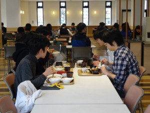 新たに増設されたスペースで食事をする学生